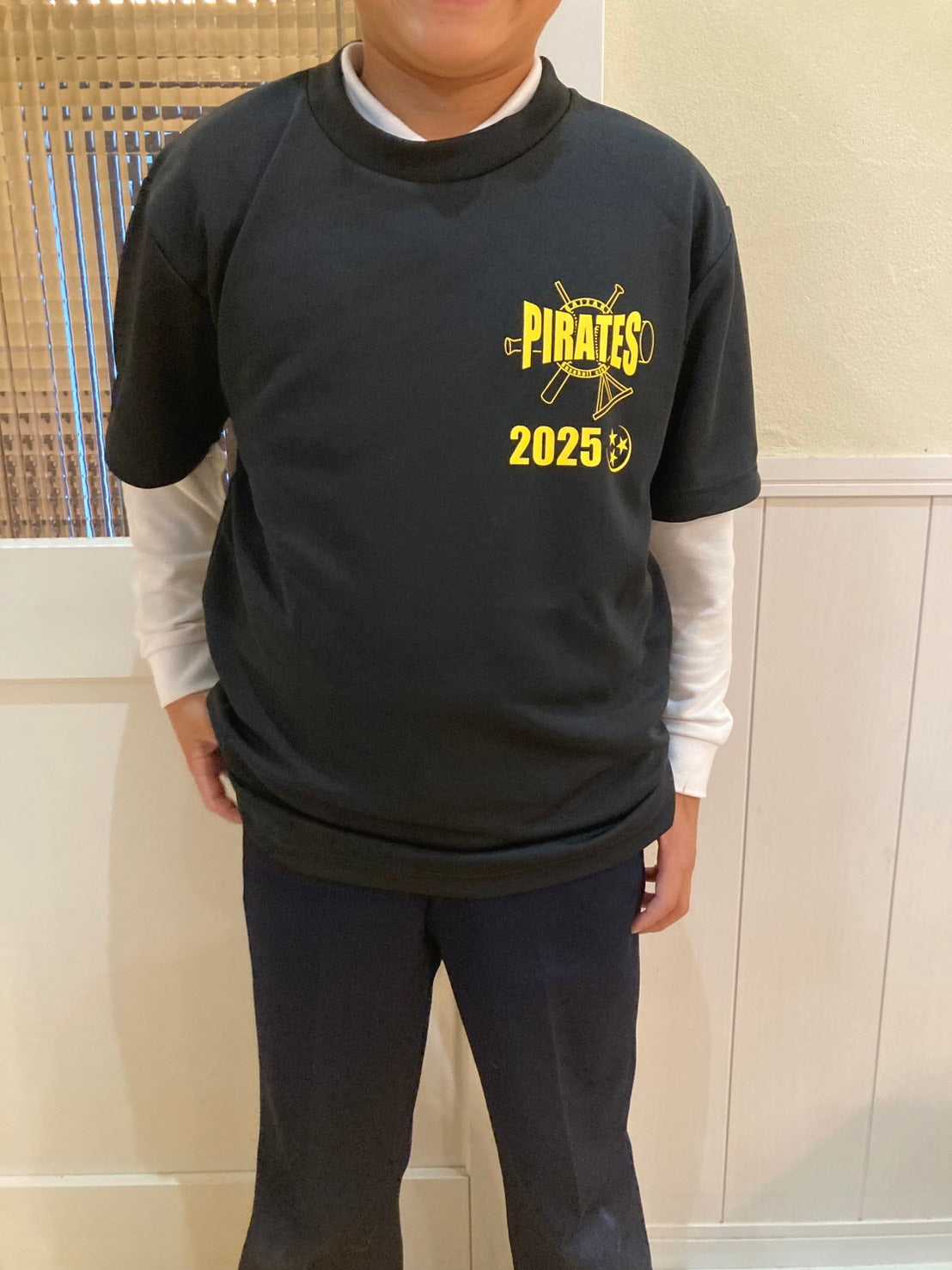 フロント:左胸の「PIRATES 2025」ロゴ